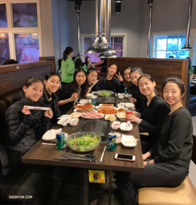 W Arizonie Shen Yun New York Company już nie mogło się doczekać się swojego koreańskiego barbecue.