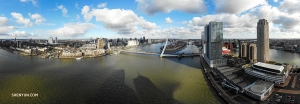 Widok na Rotterdam w słoneczny dzień. (Andrew Fung)