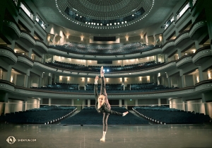 Tymczasem w Charlotte, stan Nowy Jork, tancerka Hannah Rao rozgrzewa się w Belk Theater of the Blumenthal Performing Arts Center. (gł&oacute;wna tancerka Kaidi Wu)