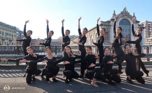 Tancerze z Shen Yun International Company pozują przed teatrem Batiment des Forces Motrices w Genewie, Szwajcaria (Tancerka Kexin Li)
