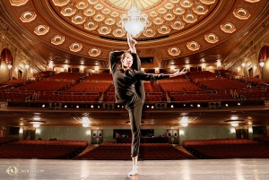 Tancerka Yinian Chen rozgrzewa się przed trzema występami w Benedum Center, które oryginalnie zostało wybudowane jako kino w 1928 r. (Kaidi Wu)
