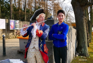 Na terenie pałacu tancerz Stanley Lin spotkał postać wyglądającą na Fryderyka II Wielkiego, który grał na flecie. (Tony Zhao)
