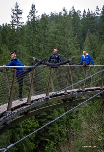 Nie próbujcie tego w domu! Od lewej tancerze Sam Pu i Xinghao Cha oraz dźwiękowiec Nemanja Rebic w kreatywny sposób pokonują atrakcję parku Cliff Walk, przeznaczoną dla osób o silnych nerwach i sercu.
