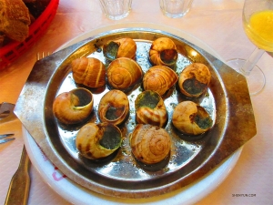 Dla odważnych na spróbowanie słynne francuskie danie escargot (czyli ślimaki).
