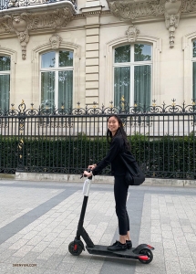 Brak czasu! Pierwsza tancerka Michelle Lian mknie na hulajnodze by zwiedzić więcej miejsc.
