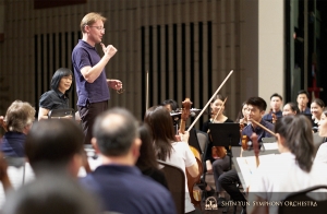 A rehearsal with conductor Dmitry Russu
at the Kaohsiung National Center for the Arts. (Photo by bassist TK Kuo)
