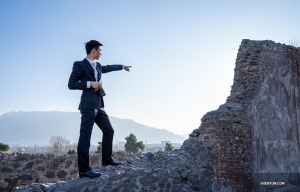 Tancerz Eric Lam wskazuje drogę do Pompei.

(William Li)