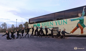 Artyści Shen Yun przybyli do Jacksonville na Florydzie i szybko przyjęli powitalne pozy przed autokarem (pierwsza tancerka Kaidi Wu)