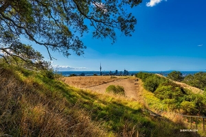 Na horyzoncie widać jeszcze Auckland rozpoznawalne po ostrej jak igła wieży Sky Tower