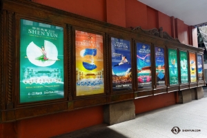 Shen Yun przybyło do Capitol Theater w Sydney i odkryło wystawę plakatów Shen Yun z poprzednich i obecnego tournée (Jeff Chuang)
