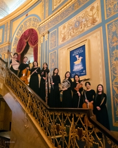 Panie z Shen Yun's North America Company Orchestra uświetniają foyer Opery w Detroit swoją „instrumentalną” obecnością.  Czy wiecie, że każdemu przedstawieniu Shen Yun towarzyszy orkiestra na żywo, która łączy w sobie zarówno instrumenty wschodnie jak i zachodnie?  