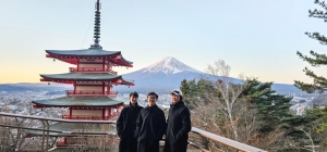 Mierząca 3776 metrów góra Fuji to nie tylko najwyższa góra Japonii; to święty symbol głęboko zakorzeniony w tożsamości kulturowej narodu. Pagoda Chureito słynie z tego, że zapewnia jedne z najlepszych widoków na ten słynny szczyt.