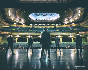 Już prawie czas na rozpoczęcie przedstawienia – artyści zajmują swoje miejsca na scenie i w orkiestronie w londyńskiej sali Eventim Apollo.