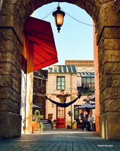 Światła, kamera, akcja! Tancerz wykonuje skok z rozkrokiem, gotowy do uwiecznienia na ekranie, w Universal Studios Hollywood.