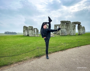 Na tle tajemniczych budowli Stonehenge tancerz Jesse Browde wykonuje cháo tiān dēng, technikę, której nazwa dosłownie oznacza „krok w kierunku nieba”.