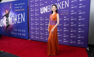Pierwsza tancerka Angela Lin ma na sobie suknię inspirowaną dynastią Tang, zaprojektowaną przez dyrektora artystycznego Shen Yun, D.F.