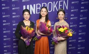 (Od lewej) Rachel Chen, skrzypaczka orkiestry Shen Yun, Angela Lin, pierwsza tancerka Shen Yun, oraz Alison Chen, była tancerka Shen Yun.